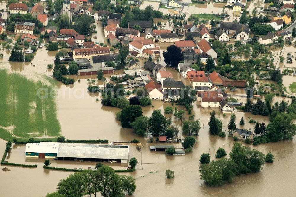 Bad Köstritz from above - Flood disaster flood flooding the banks of the river Weiße Elster and flooding of neighborhoods in Bad Kostritz in Thuringia