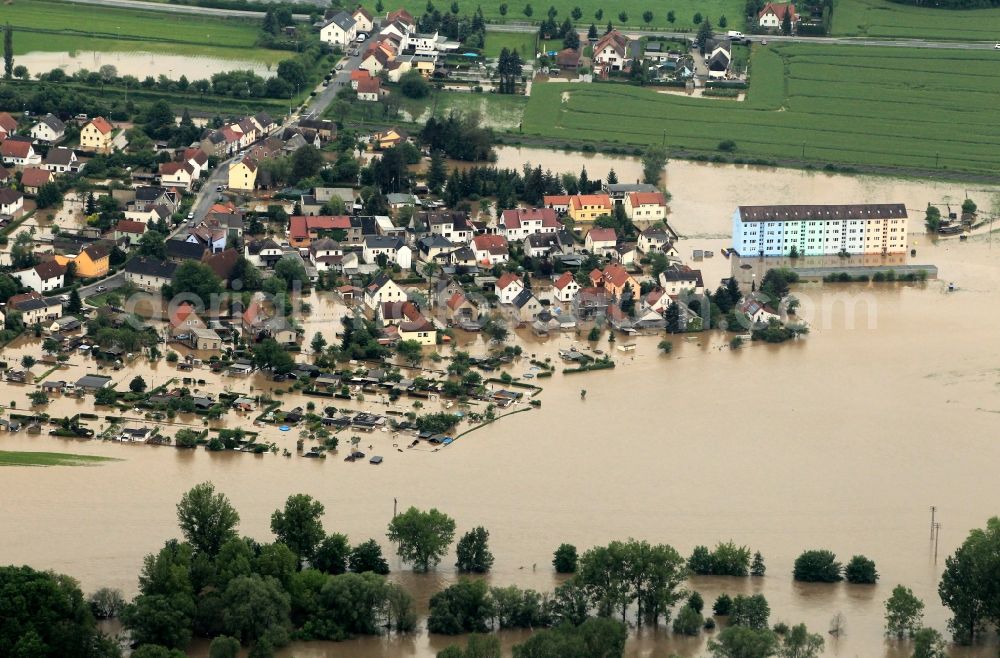 Bad Köstritz from the bird's eye view: Flood disaster flood flooding the banks of the river Weiße Elster and flooding of neighborhoods in Bad Kostritz in Thuringia