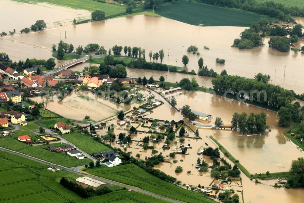 Aerial image Bad Köstritz - Flood disaster flood flooding the banks of the river Weiße Elster and flooding of neighborhoods in Bad Kostritz in Thuringia