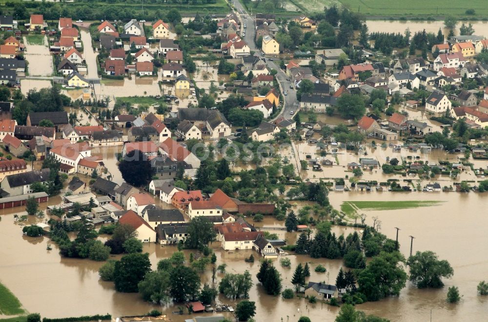 Bad Köstritz from above - Flood disaster flood flooding the banks of the river Weiße Elster and flooding of neighborhoods in Bad Kostritz in Thuringia