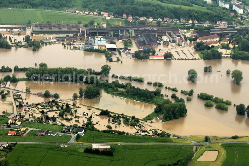 Bad Köstritz from above - Flood disaster flood flooding the banks of the river Weiße Elster and flooding of neighborhoods in Bad Kostritz in Thuringia