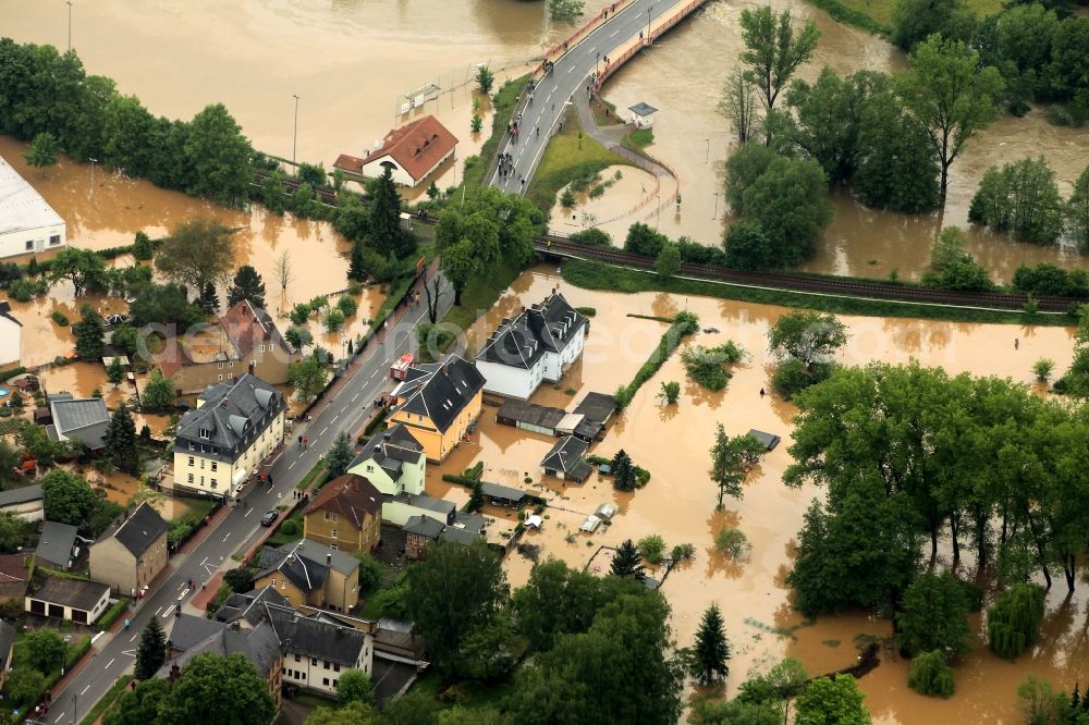 Berga from above - Flood disaster flood flooding the banks of the river Weiße Elster and flooding of neighborhoods in Berga in Thuringia