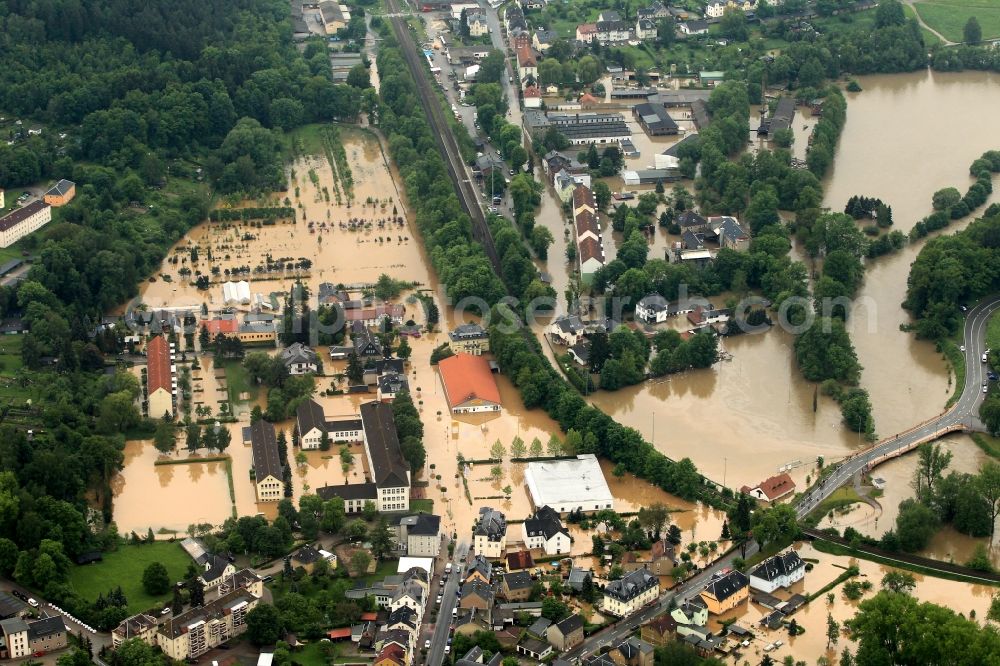 Berga from the bird's eye view: Flood disaster flood flooding the banks of the river Weiße Elster and flooding of neighborhoods in Berga in Thuringia