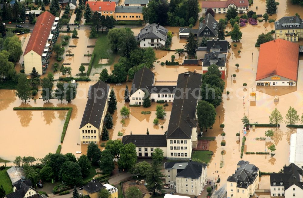 Berga from above - Flood disaster flood flooding the banks of the river Weiße Elster and flooding of neighborhoods in Berga in Thuringia