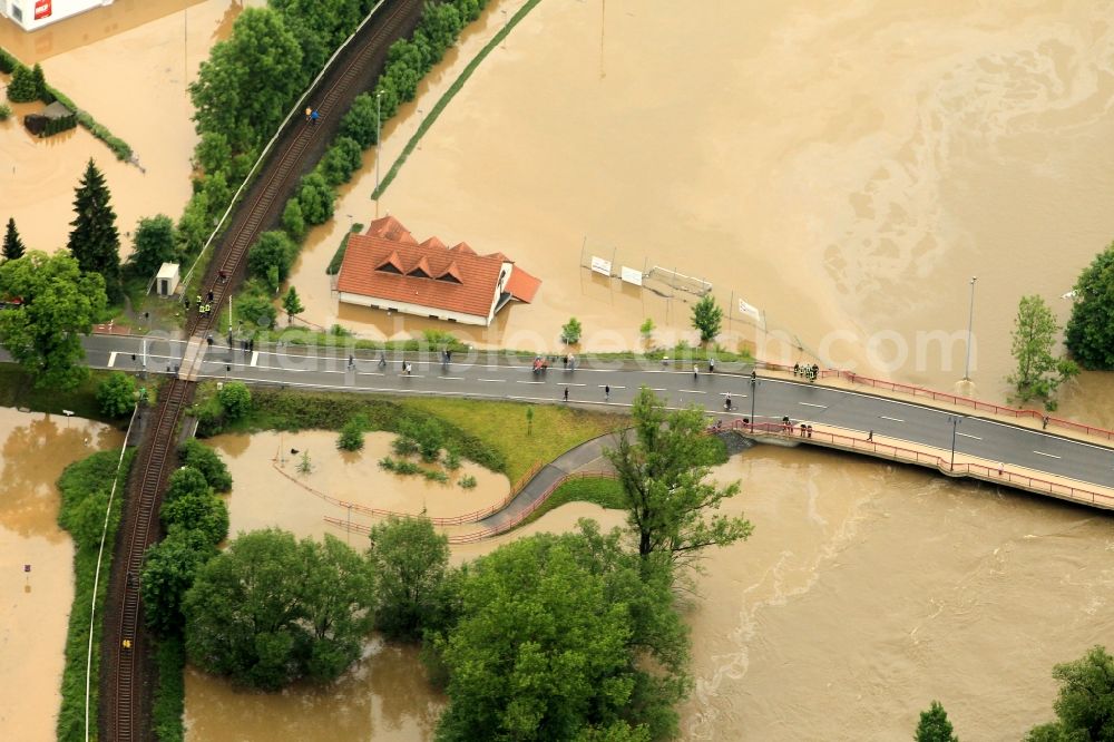 Berga from the bird's eye view: Flood disaster flood flooding the banks of the river Weiße Elster and flooding of neighborhoods in Berga in Thuringia