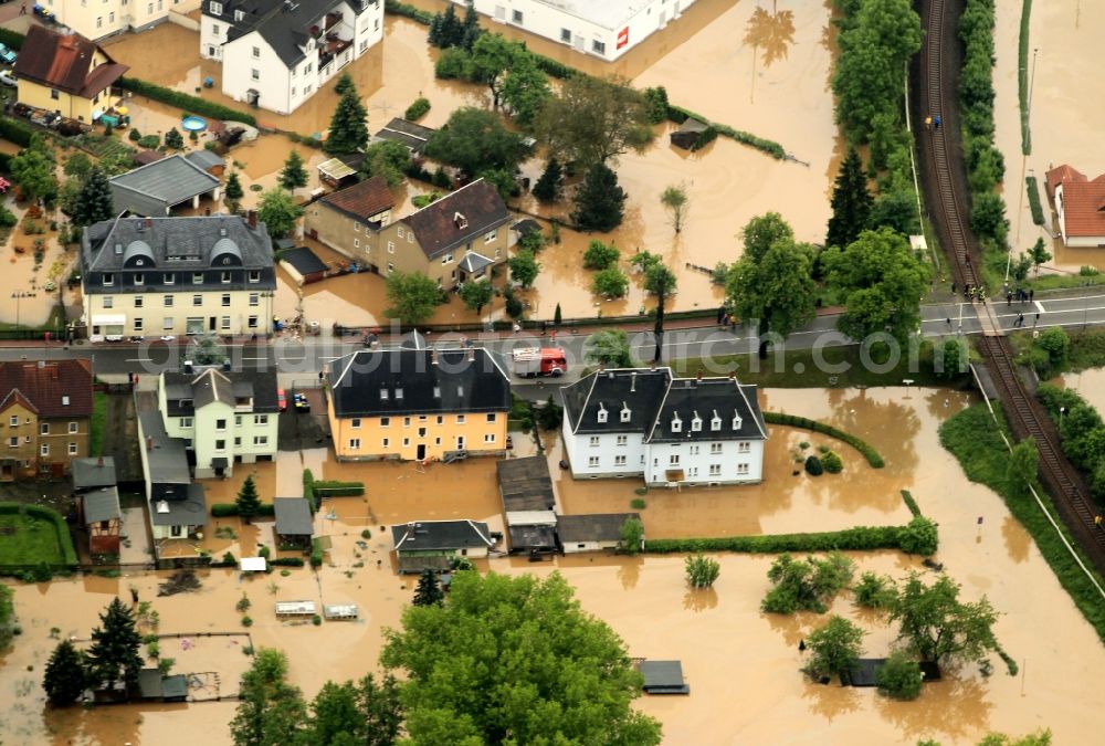 Aerial image Berga - Flood disaster flood flooding the banks of the river Weiße Elster and flooding of neighborhoods in Berga in Thuringia