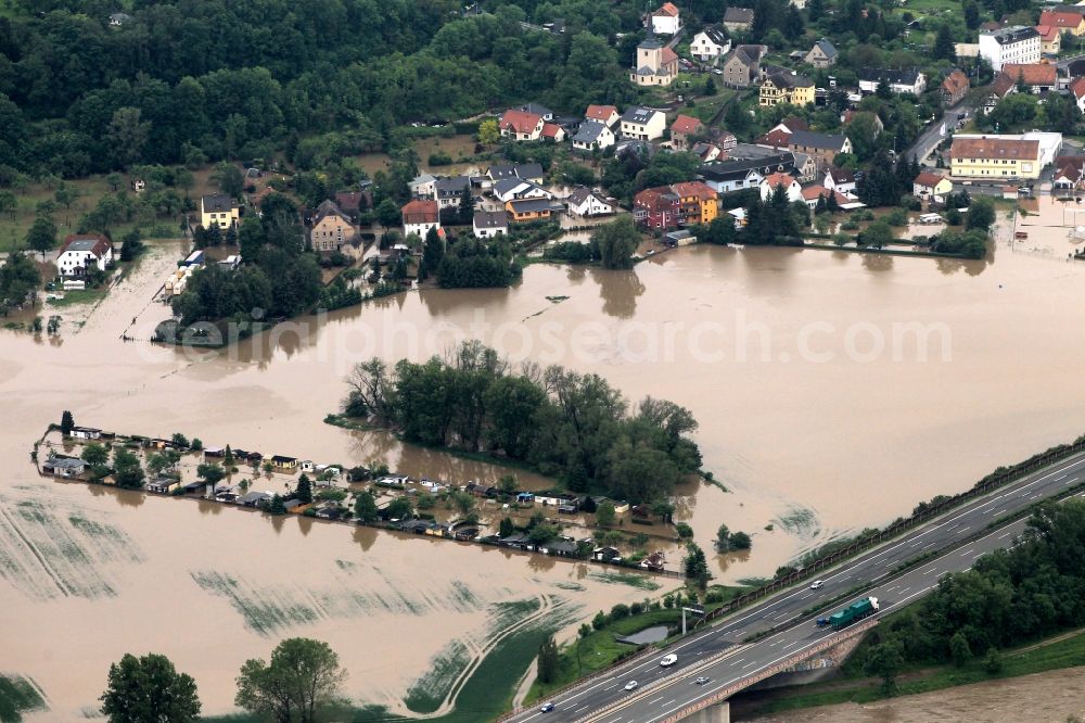 Gera from above - Flood disaster flood flooding the banks of the river Weiße Elster and flooding of neighborhoods in Gera in Thuringia