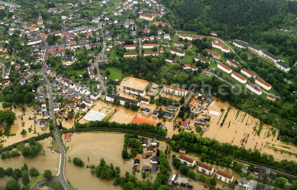 Gera from above - Flood disaster flood flooding the banks of the river Weiße Elster and flooding of neighborhoods in Gera in Thuringia