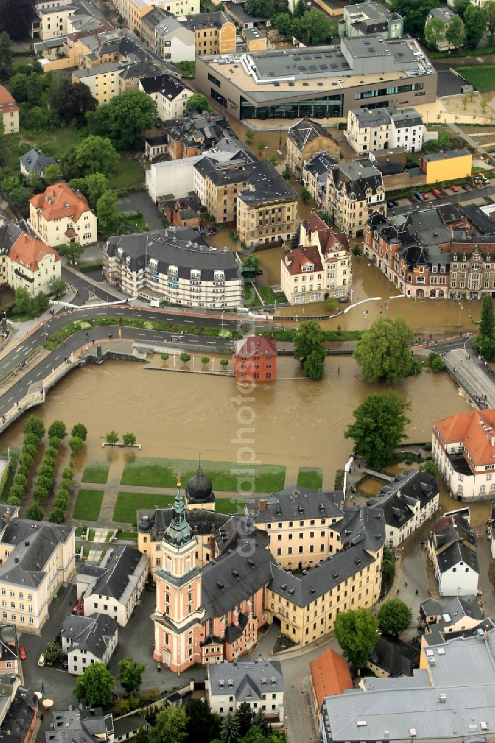 Greiz from the bird's eye view: Flood disaster flood flooding the banks of the river Weiße Elster and flooding of neighborhoods in Greiz in Thuringia