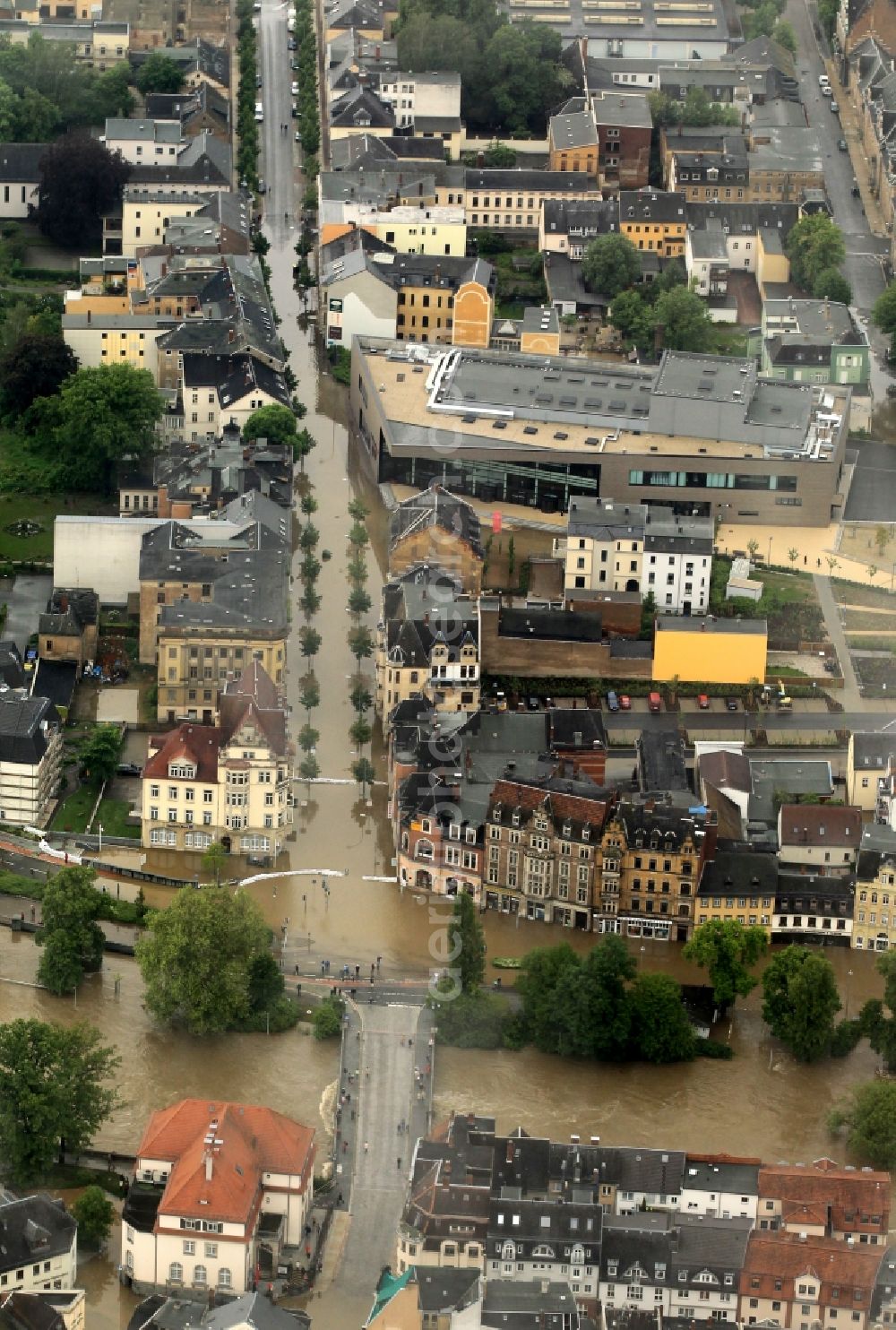 Aerial image Greiz - Flood disaster flood flooding the banks of the river Weiße Elster and flooding of neighborhoods in Greiz in Thuringia