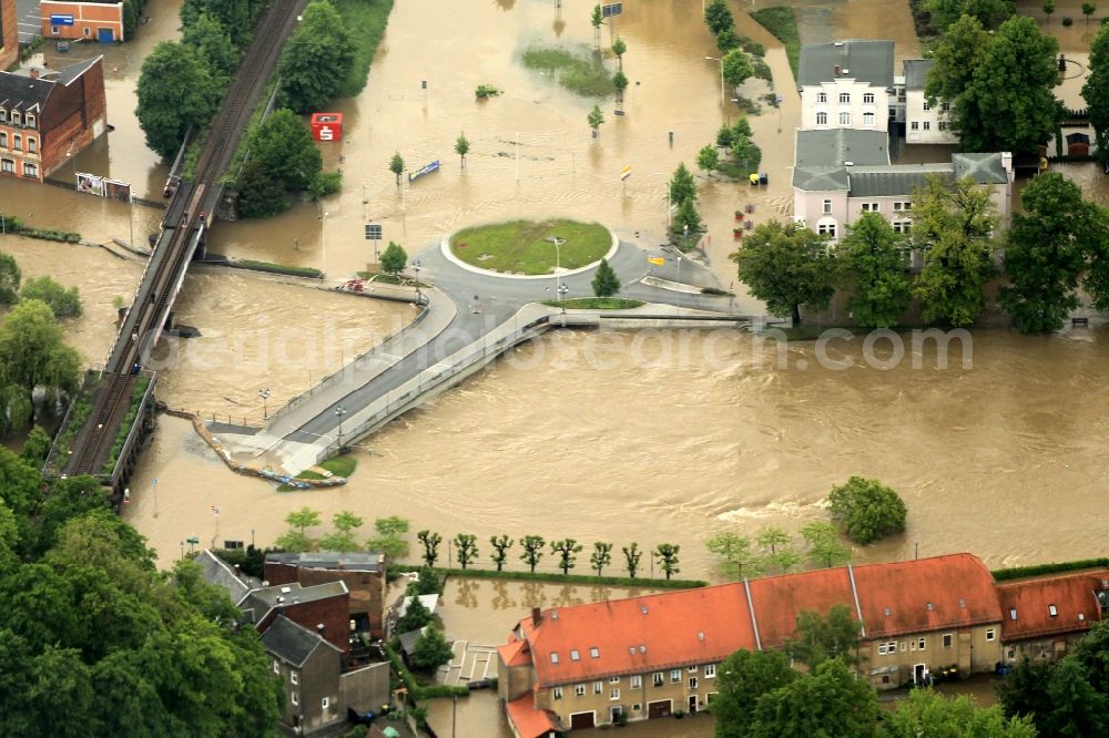 Aerial photograph Greiz - Flood disaster flood flooding the banks of the river Weiße Elster and flooding of neighborhoods in Greiz in Thuringia