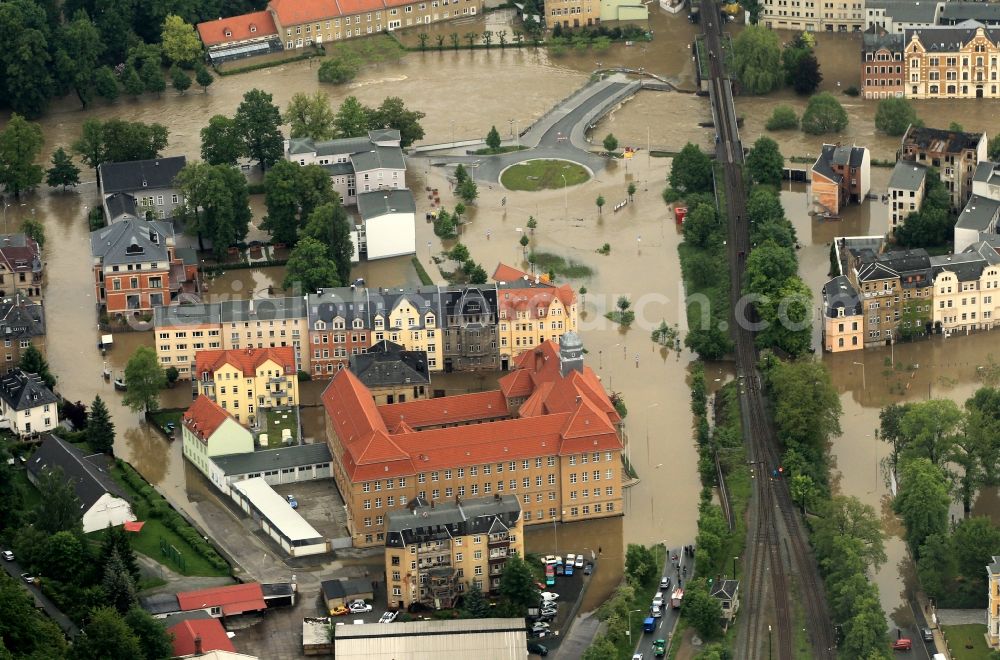 Aerial image Greiz - Flood disaster flood flooding the banks of the river Weiße Elster and flooding of neighborhoods in Greiz in Thuringia