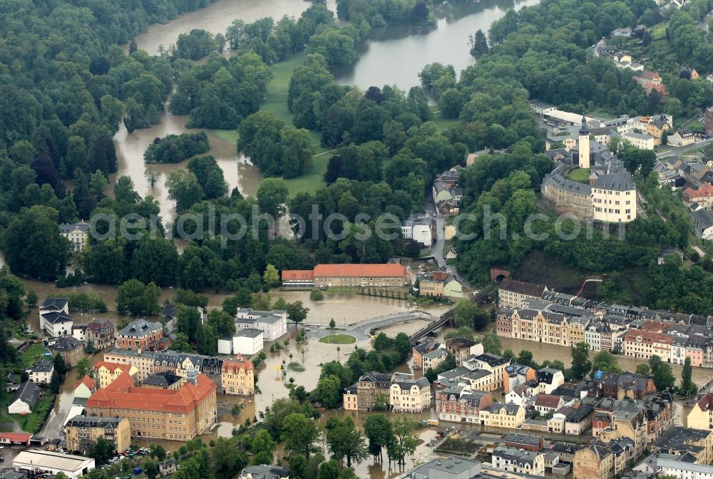 Aerial photograph Greiz - Flood disaster flood flooding the banks of the river Weiße Elster and flooding of neighborhoods in Greiz in Thuringia