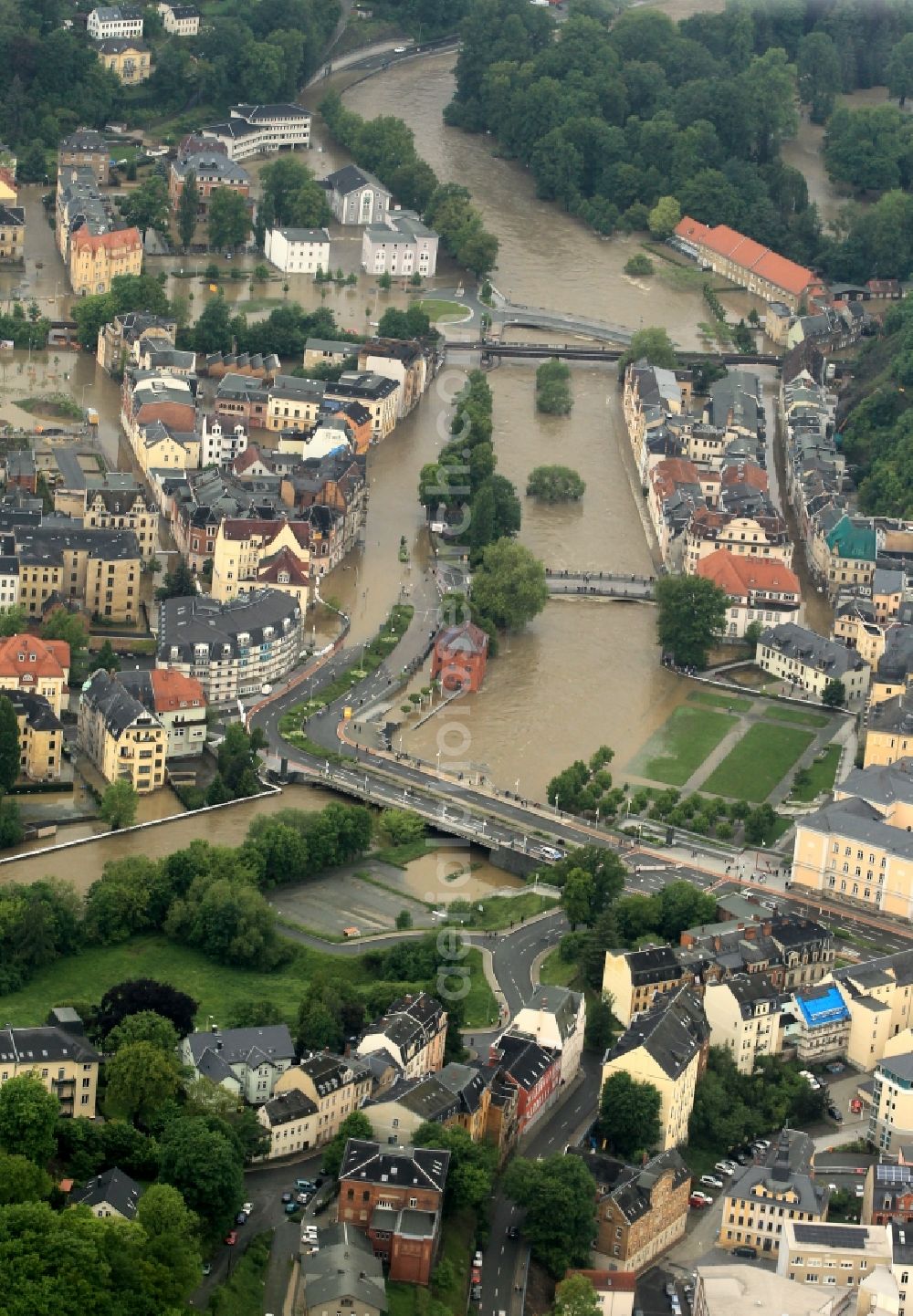 Greiz from above - Flood disaster flood flooding the banks of the river Weiße Elster and flooding of neighborhoods in Greiz in Thuringia