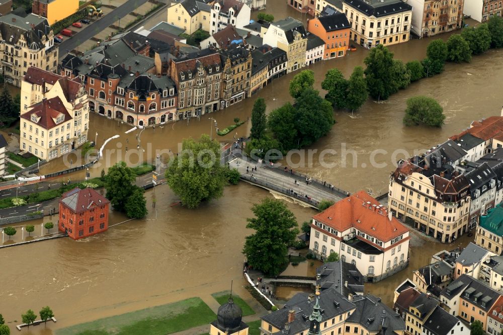 Greiz from the bird's eye view: Flood disaster flood flooding the banks of the river Weiße Elster and flooding of neighborhoods in Greiz in Thuringia