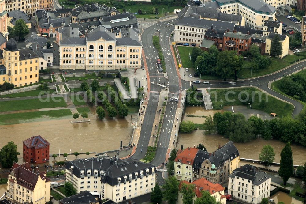 Greiz from the bird's eye view: Flood disaster flood flooding the banks of the river Weiße Elster and flooding of neighborhoods in Greiz in Thuringia