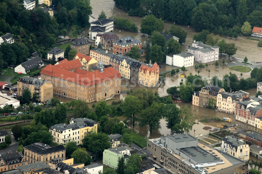 Aerial photograph Greiz - Flood disaster flood flooding the banks of the river Weiße Elster and flooding of neighborhoods in Greiz in Thuringia