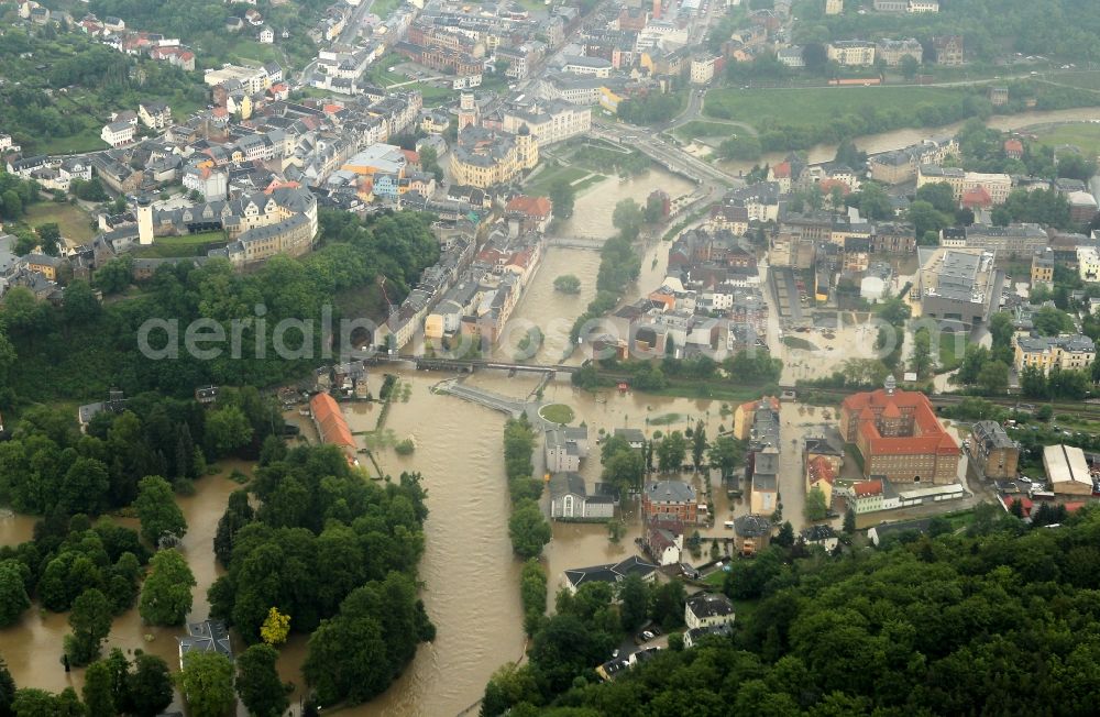 Greiz from above - Flood disaster flood flooding the banks of the river Weiße Elster and flooding of neighborhoods in Greiz in Thuringia