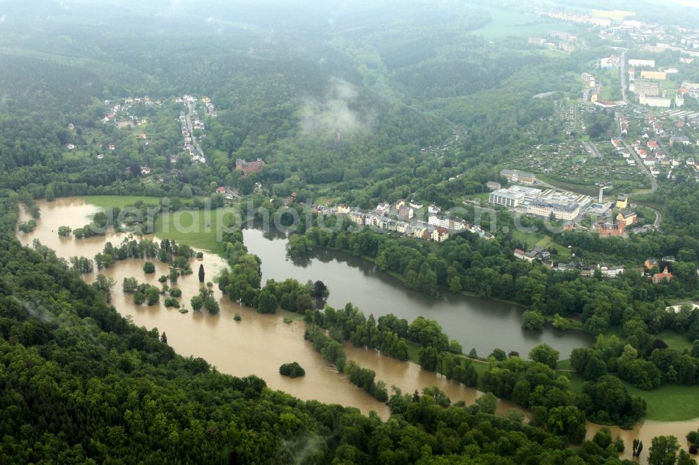 Aerial photograph Greiz - Flood disaster flood flooding the banks of the river Weiße Elster and flooding of neighborhoods in Greiz in Thuringia