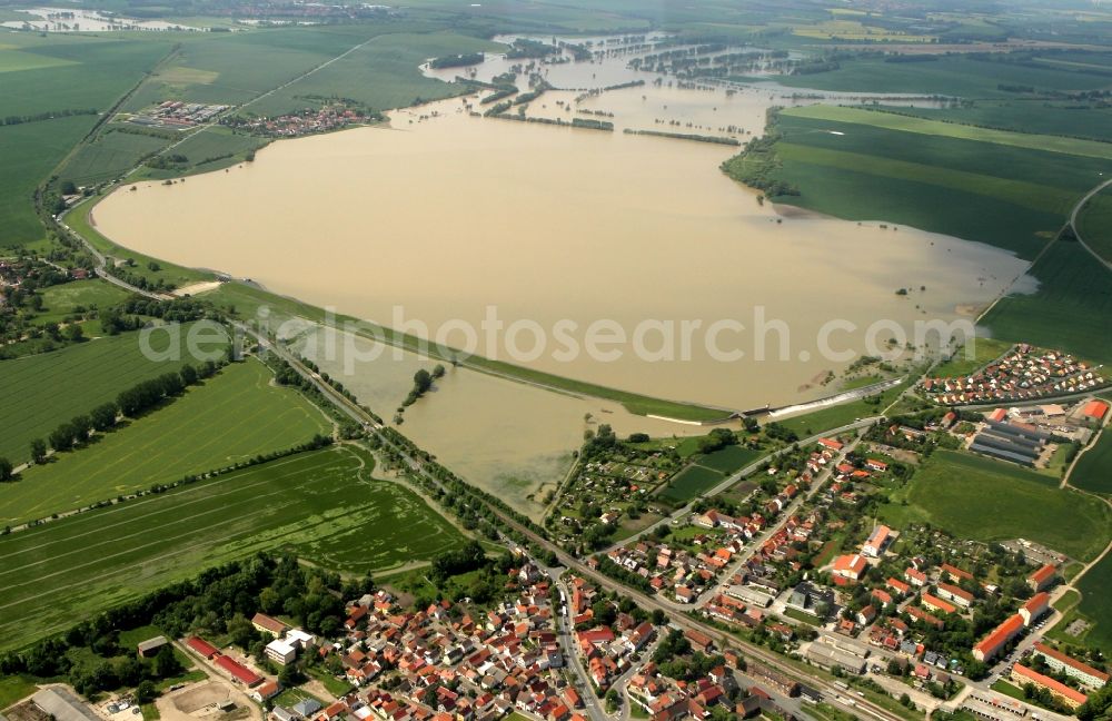 Straussfurt from the bird's eye view: Flood disaster flood overflow of the dam / reservoirs and storage tanks Straussfurt in Thuringia. The water runs through the overflow of the surrounding meadows and fields