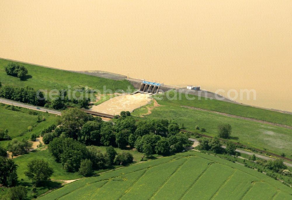 Straussfurt from the bird's eye view: Flood disaster flood overflow of the dam / reservoirs and storage tanks Straussfurt in Thuringia. The water runs through the overflow of the surrounding meadows and fields