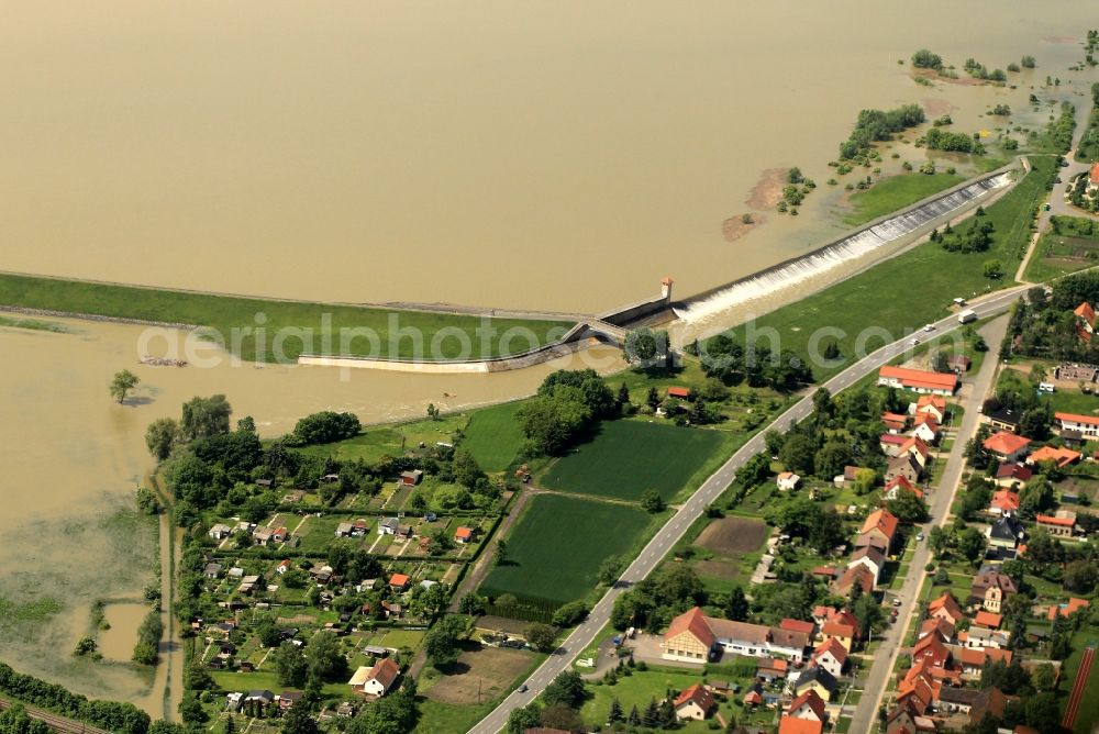 Aerial image Straussfurt - Flood disaster flood overflow of the dam / reservoirs and storage tanks Straussfurt in Thuringia. The water runs through the overflow of the surrounding meadows and fields