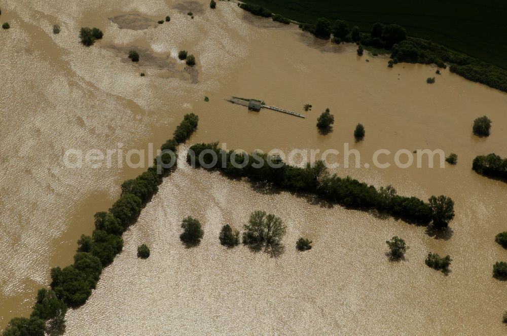 Aerial image Straussfurt - Flood disaster flood overflow of the dam / reservoirs and storage tanks Straussfurt in Thuringia. The water runs through the overflow of the surrounding meadows and fields