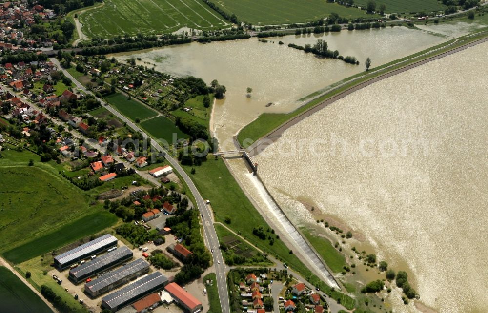 Aerial photograph Straussfurt - Flood disaster flood overflow of the dam / reservoirs and storage tanks Straussfurt in Thuringia. The water runs through the overflow of the surrounding meadows and fields