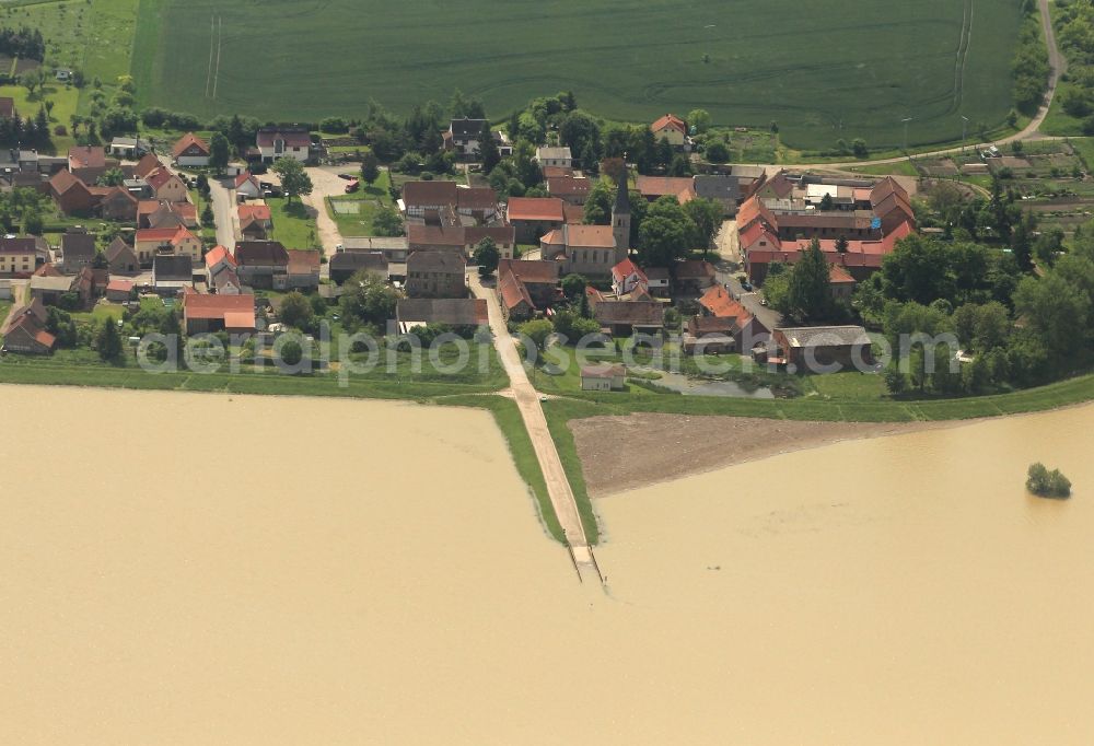 Aerial photograph Henschleben - Flood flood disaster with the transfer of the retention basin / reservoir Straussfurt and flooding parts of the town Henschleben in Thuringia