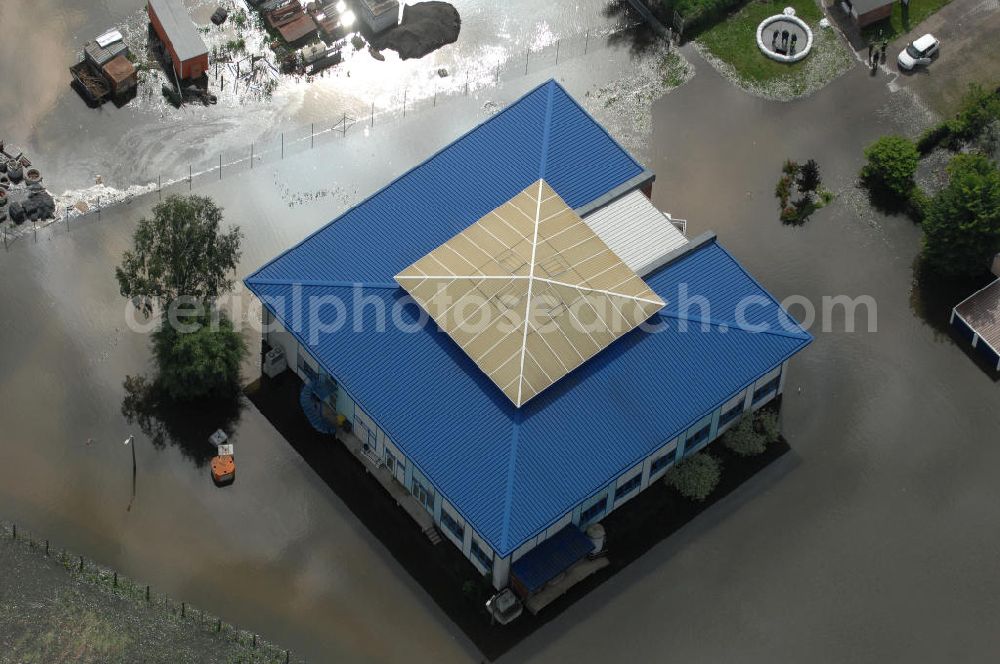 Aerial image Frankfurt / Oder - Blick auf die angespannte Hochwassersituation der Oder am Bereich Gubener Vorstadt am Buschmühlenweg. View of the tense situation in the flood area of Frankfurt / Oder in Brandenburg.