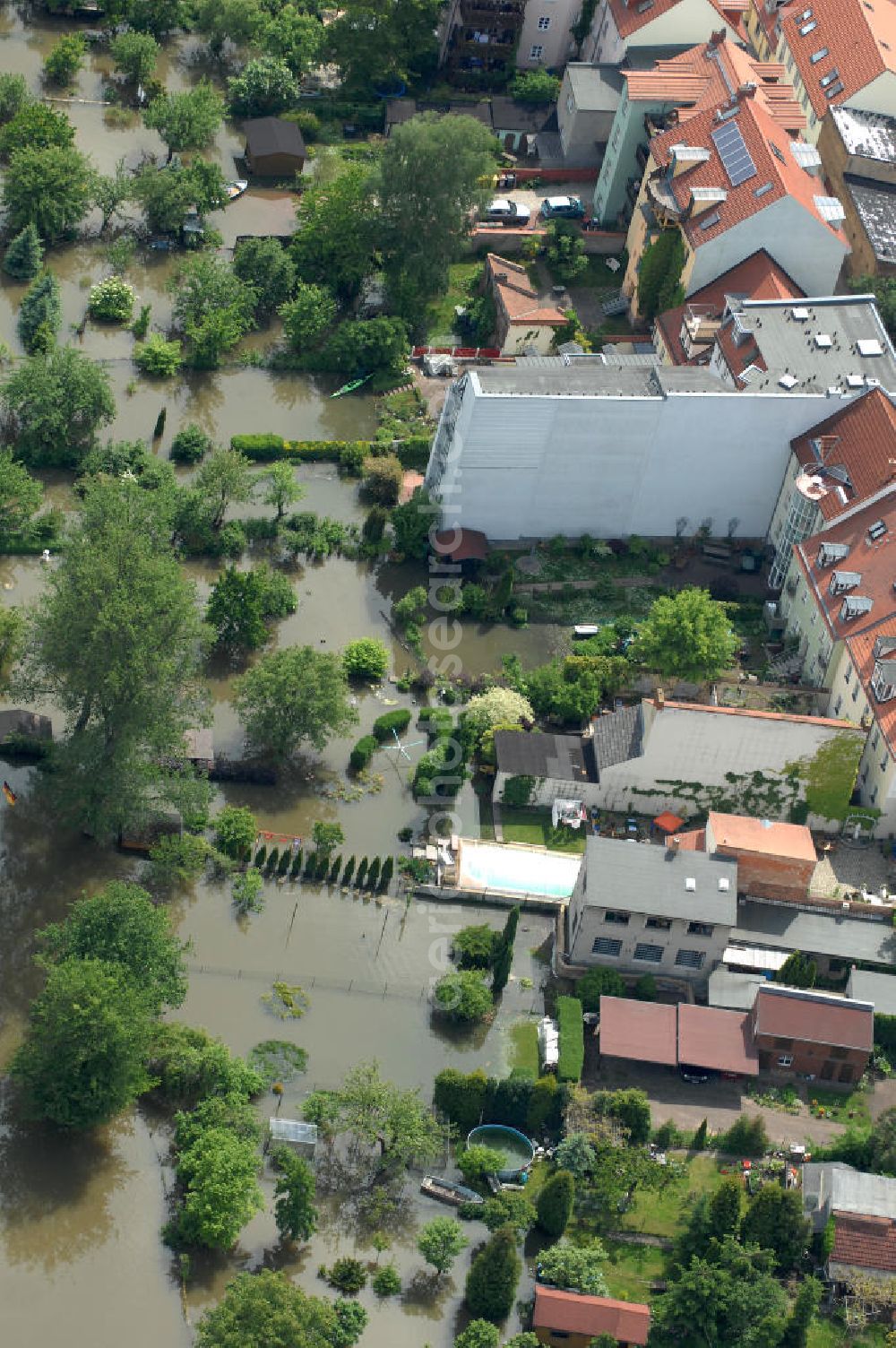 Frankfurt / Oder from above - Blick auf die angespannte Hochwassersituation der Oder am Bereich Gubener Vorstadt am Buschmühlenweg. View of the tense situation in the flood area of Frankfurt / Oder in Brandenburg.