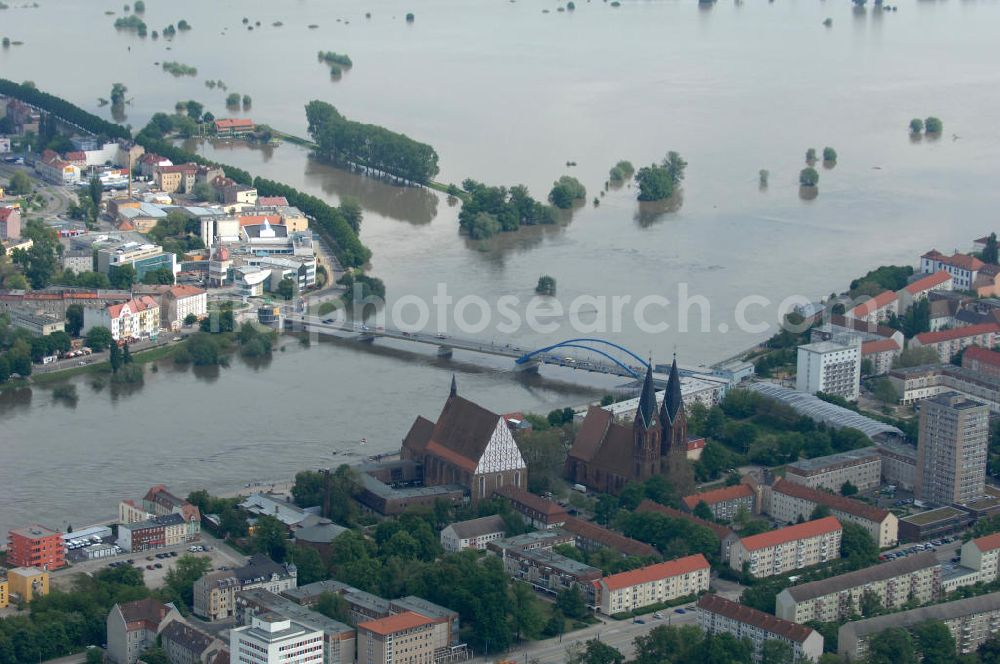 Frankfurt / Oder from above - Blick auf die angespannte Hochwassersituation der Oder am Bereich Gubener Vorstadt am Buschmühlenweg. View of the tense situation in the flood area of Frankfurt / Oder in Brandenburg.