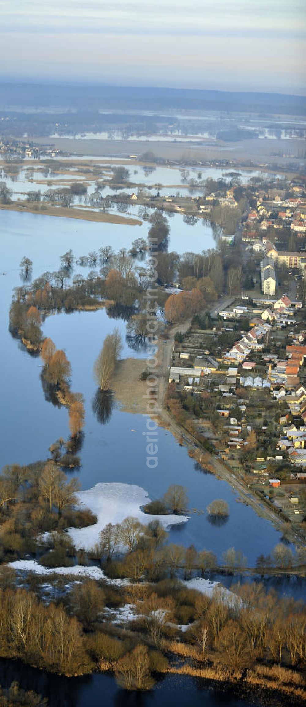 Döberitz from the bird's eye view: Blick aus das Hochwasser der Havel in dem Überflutungsgebiet zwischen Premnitz und Döberitz im winterlich, verschneiten Brandenburg. View from the high water of the Havel in the flood plain between Premnitz and Döberitz in wintry, snowy Brandenburg.