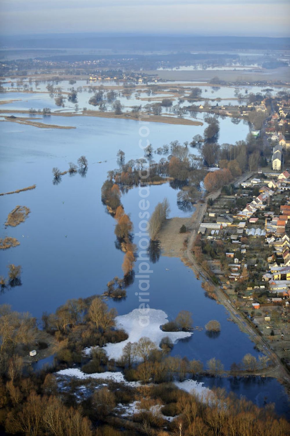 Aerial image Döberitz - Blick aus das Hochwasser der Havel in dem Überflutungsgebiet zwischen Premnitz und Döberitz im winterlich, verschneiten Brandenburg. View from the high water of the Havel in the flood plain between Premnitz and Döberitz in wintry, snowy Brandenburg.