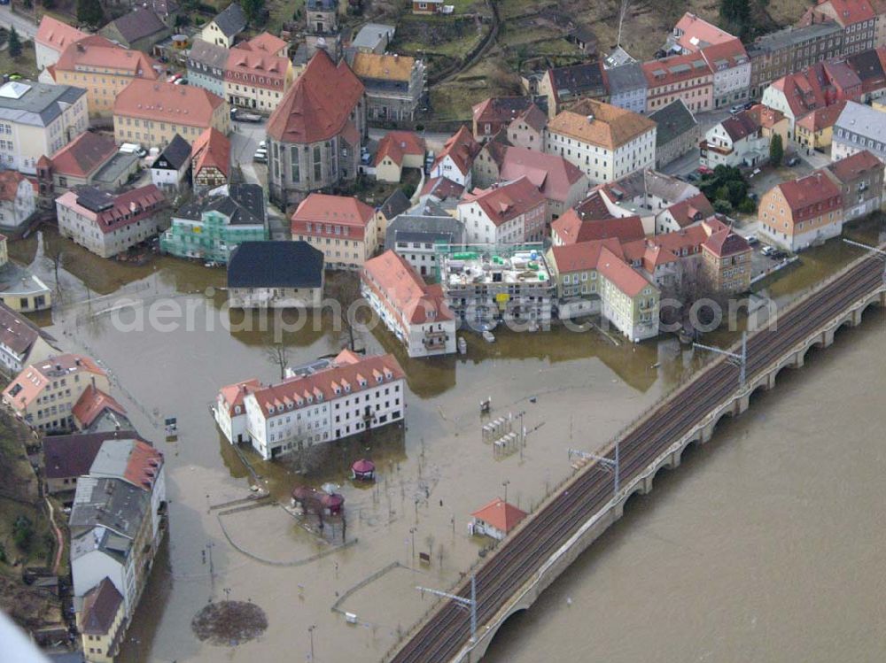 Aerial photograph Königsstein/ Sachsen - 31.03.2006: Hochwasserstand auf der Elbe am Stadtzentrum von Königsstein