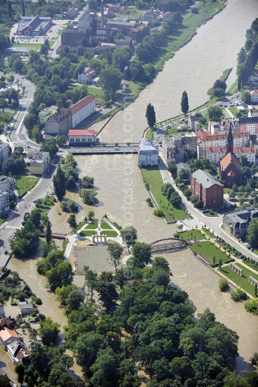 Aerial image Guben - Blick auf das Hochwasser der Neiße in Guben mit Blick auf den Grenzübergang. View of the flood of the River Neisse in Guben overlooking the border crossing.