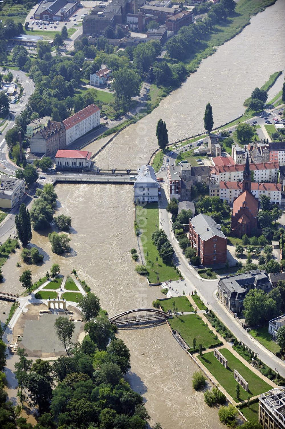 Aerial photograph Guben - Blick auf das Hochwasser der Neiße in Guben mit Blick auf den Grenzübergang. View of the flood of the River Neisse in Guben overlooking the border crossing.