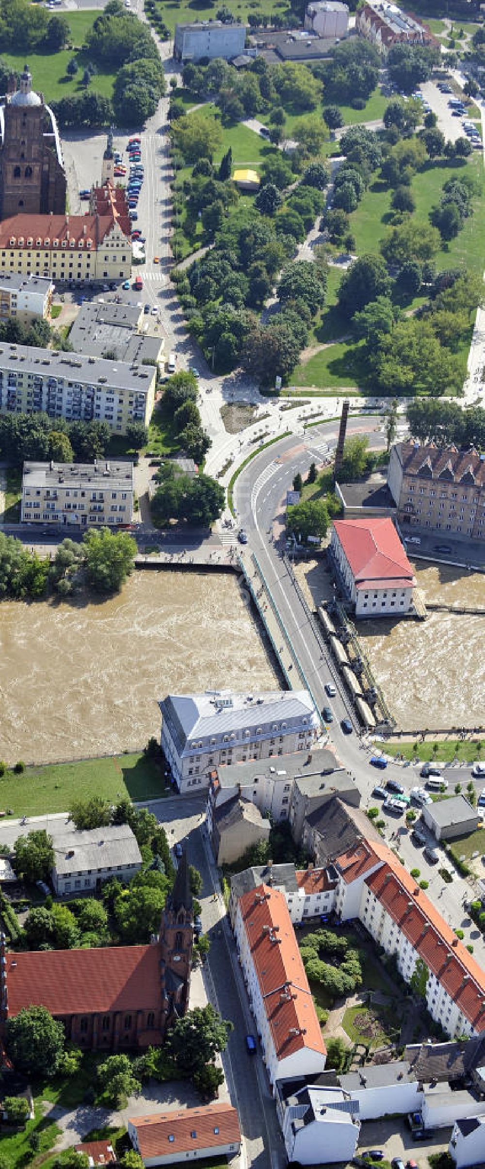 Guben from the bird's eye view: Blick auf das Hochwasser der Neiße in Guben mit Blick auf den Grenzübergang. View of the flood of the River Neisse in Guben overlooking the border crossing.