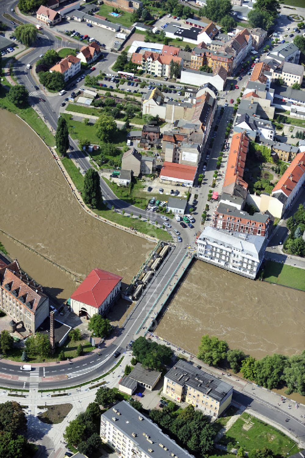 Aerial photograph Guben - Blick auf das Hochwasser der Neiße in Guben mit Blick auf den Grenzübergang. View of the flood of the River Neisse in Guben overlooking the border crossing.