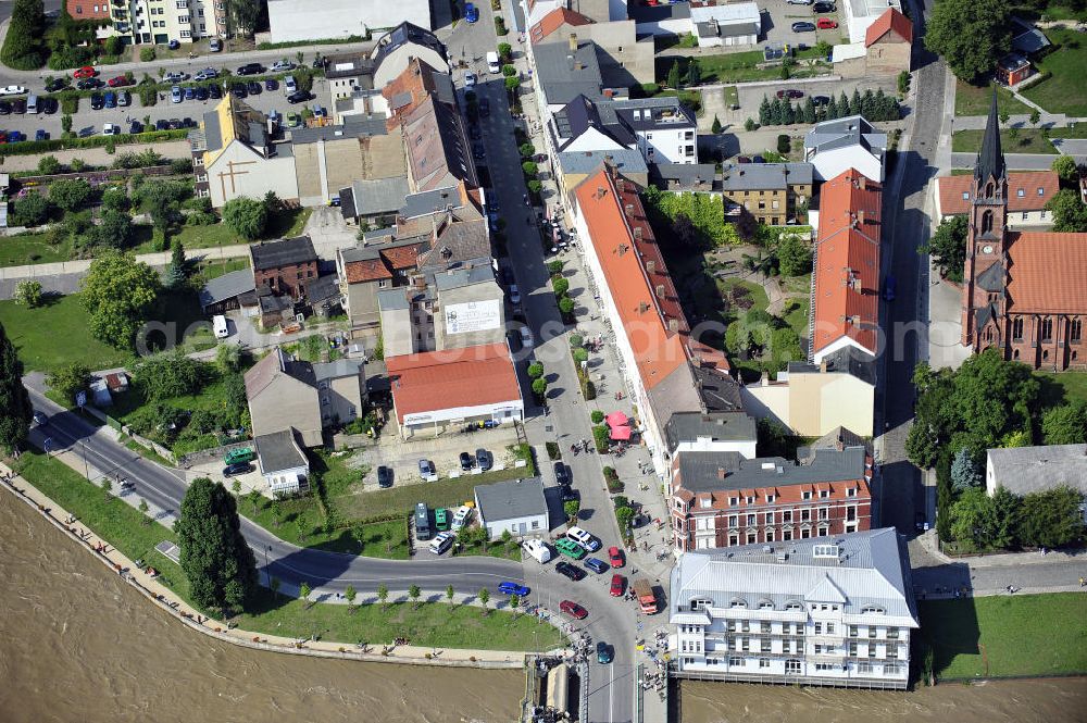 Guben from the bird's eye view: Blick auf das Hochwasser der Neiße in Guben mit Blick auf den Grenzübergang. View of the flood of the River Neisse in Guben overlooking the border crossing.