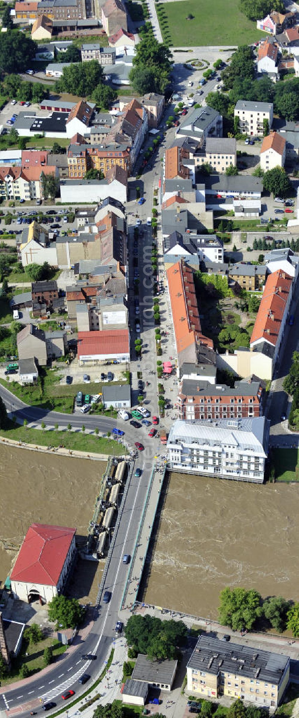 Aerial image Guben - Blick auf das Hochwasser der Neiße in Guben mit Blick auf den Grenzübergang. View of the flood of the River Neisse in Guben overlooking the border crossing.