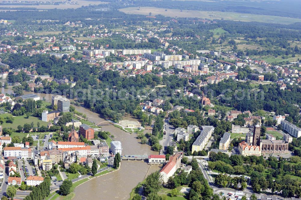 Aerial image Guben - Blick auf die Neißebrücke Guben an der Hochwasser führenden Neiße. Die Brücke ist die Verbindung zwischen der Guben und der polnischen Seite der Stadt Gubin. View onto the bridge Neißebrücke at the river Neiße with flood.