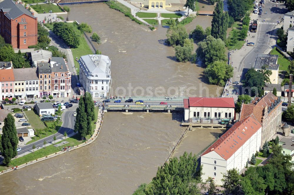 Aerial photograph Guben - Blick auf die Neißebrücke Guben an der Hochwasser führenden Neiße. Die Brücke ist die Verbindung zwischen der Guben und der polnischen Seite der Stadt Gubin. View onto the bridge Neißebrücke at the river Neiße with flood.