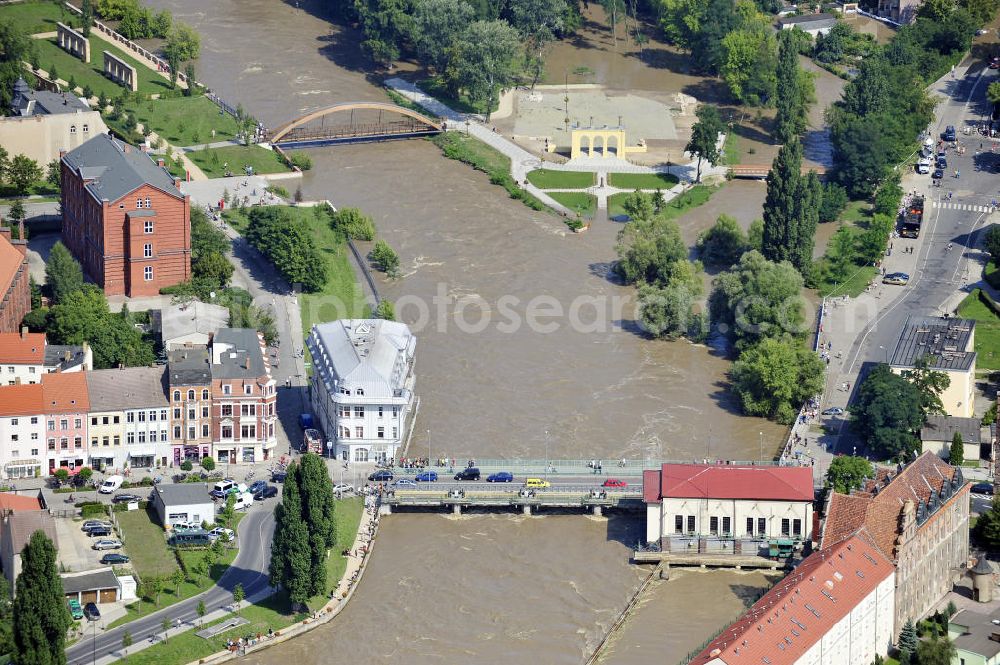 Guben from above - Blick auf die Neißebrücke Guben an der Hochwasser führenden Neiße. Die Brücke ist die Verbindung zwischen der Guben und der polnischen Seite der Stadt Gubin. View onto the bridge Neißebrücke at the river Neiße with flood.