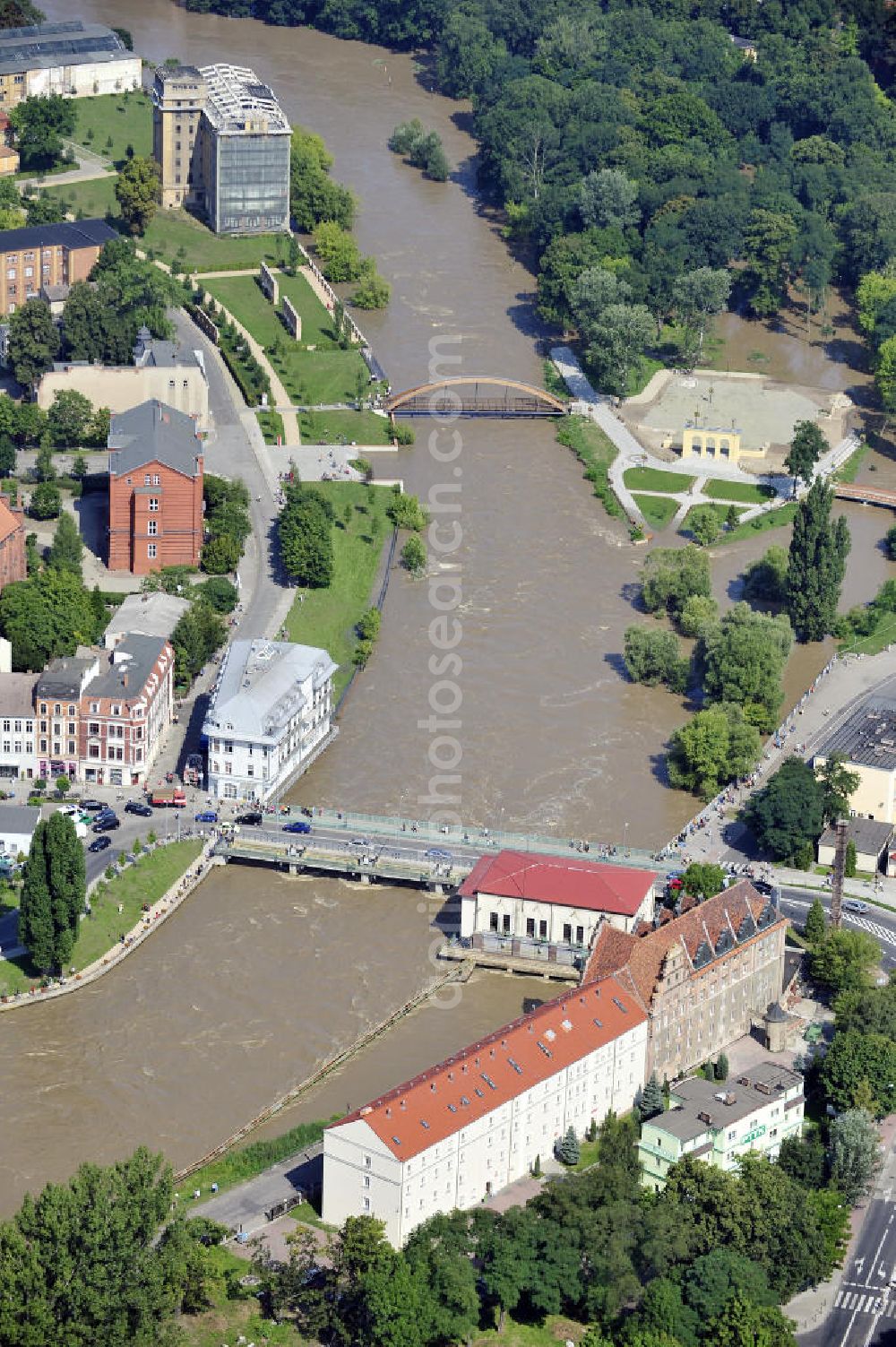 Guben from the bird's eye view: Blick auf die Neißebrücke Guben an der Hochwasser führenden Neiße. Die Brücke ist die Verbindung zwischen der Guben und der polnischen Seite der Stadt Gubin. View onto the bridge Neißebrücke at the river Neiße with flood.