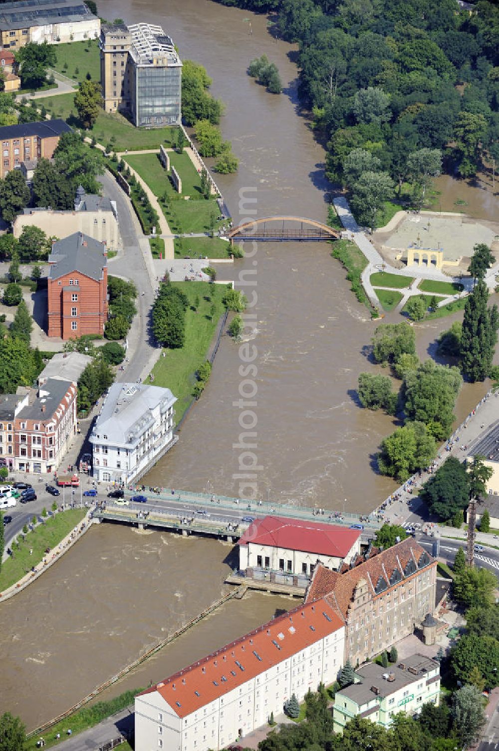 Aerial image Guben - Blick auf die Neißebrücke Guben an der Hochwasser führenden Neiße. Die Brücke ist die Verbindung zwischen der Guben und der polnischen Seite der Stadt Gubin. View onto the bridge Neißebrücke at the river Neiße with flood.