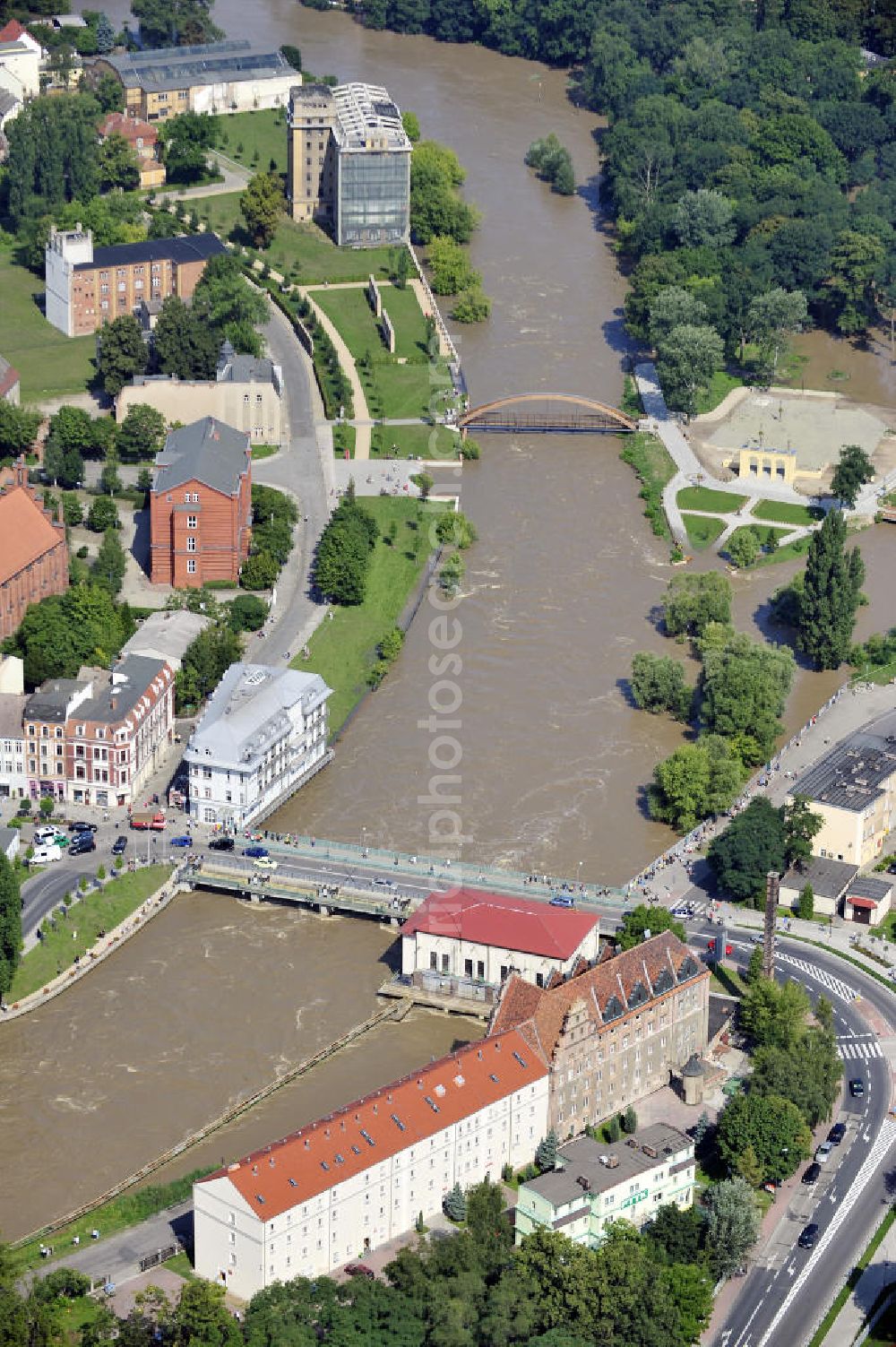 Aerial photograph Guben - Blick auf die Neißebrücke Guben an der Hochwasser führenden Neiße. Die Brücke ist die Verbindung zwischen der Guben und der polnischen Seite der Stadt Gubin. View onto the bridge Neißebrücke at the river Neiße with flood.