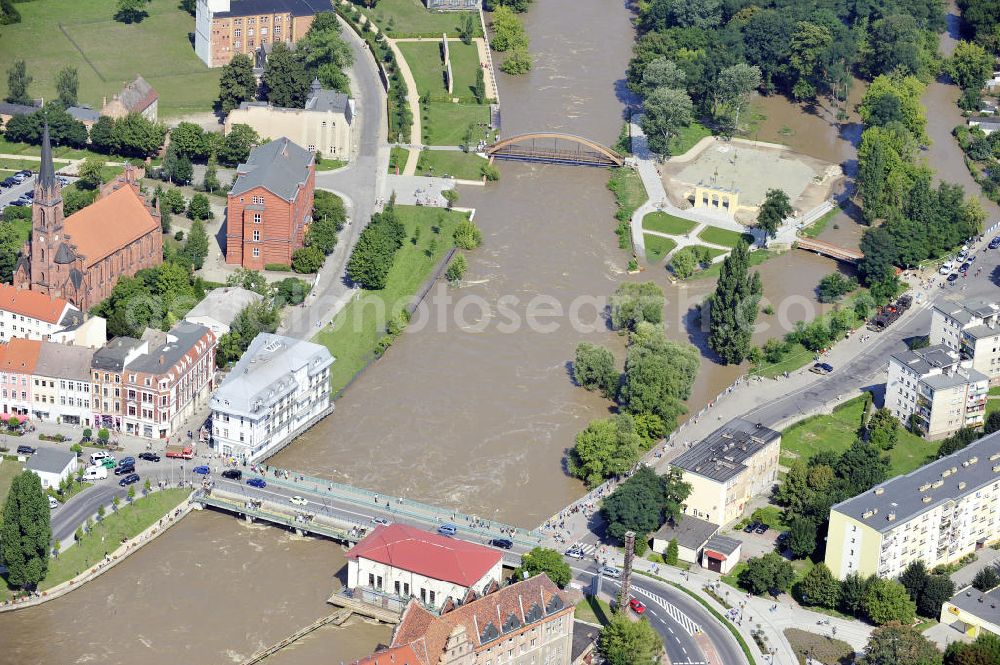 Guben from above - Blick auf die Neißebrücke Guben an der Hochwasser führenden Neiße. Die Brücke ist die Verbindung zwischen der Guben und der polnischen Seite der Stadt Gubin. View onto the bridge Neißebrücke at the river Neiße with flood.