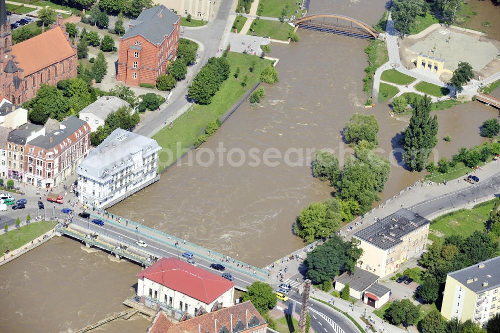 Guben from the bird's eye view: Blick auf die Neißebrücke Guben an der Hochwasser führenden Neiße. Die Brücke ist die Verbindung zwischen der Guben und der polnischen Seite der Stadt Gubin. View onto the bridge Neißebrücke at the river Neiße with flood.