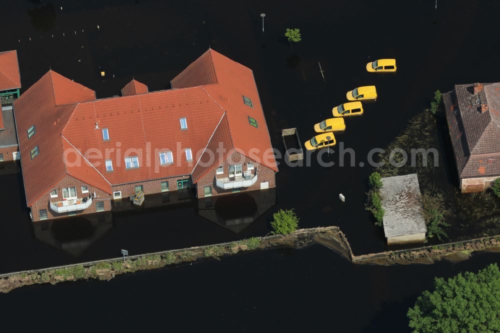 Aerial photograph Fischbeck (Elbe) - Yellow postbuses in the flood level in Fischbeck (Elbe) in the state of Saxony-Anhalt